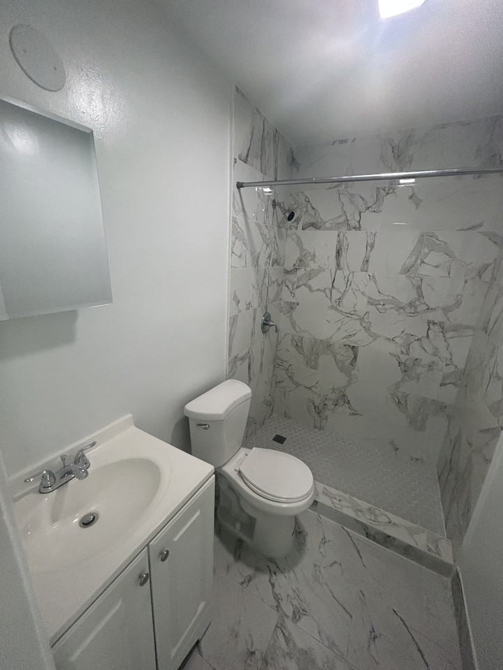 7511 Venetian St #6 - Photo 3 of 6