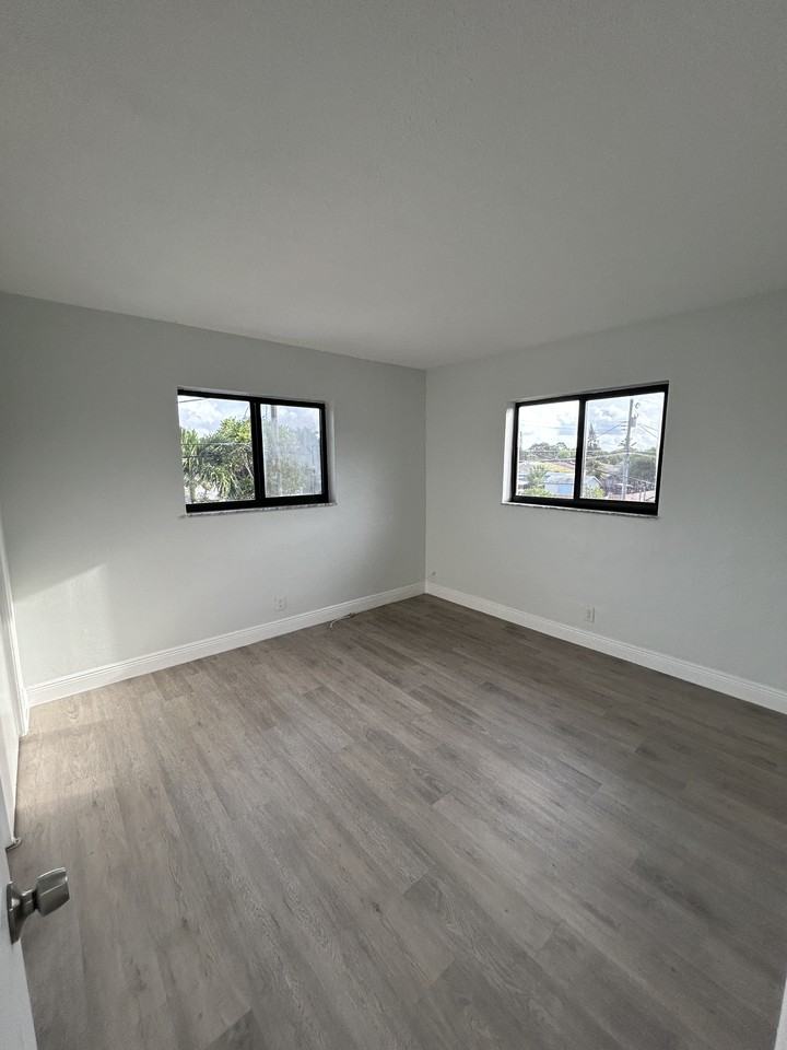 2545 Taft St #205 - Photo 6 of 9