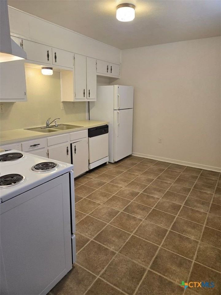 307 Sunset Ln Apt 10 #10 - Photo 4 of 5