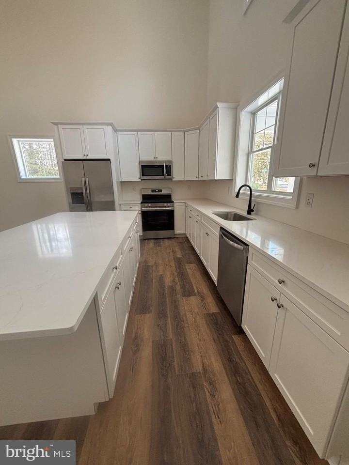 301 Aquarius Cir - Photo 7 of 32