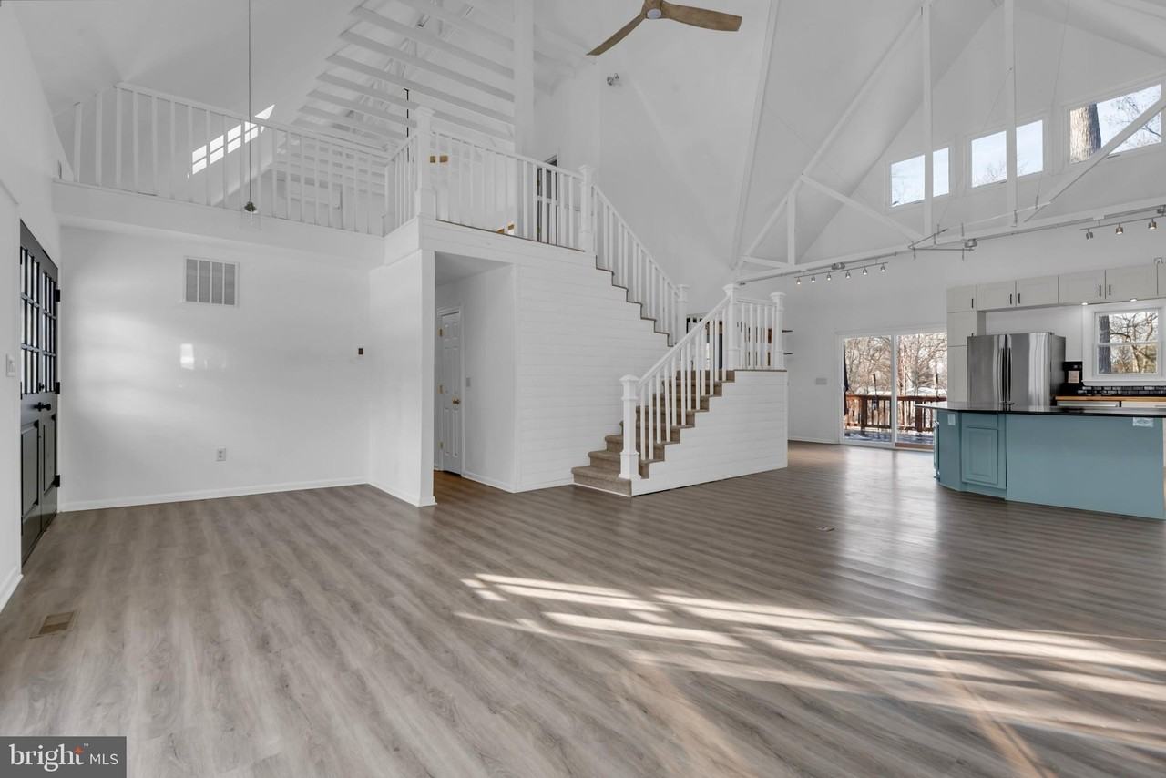 1080 Crestview Dr - Photo 3 of 48