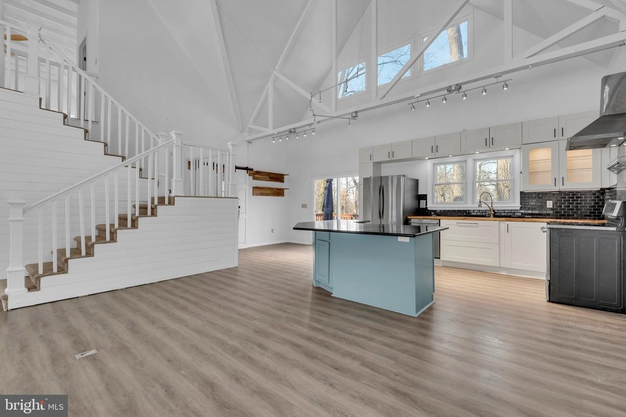 1080 Crestview Dr - Photo 6 of 48