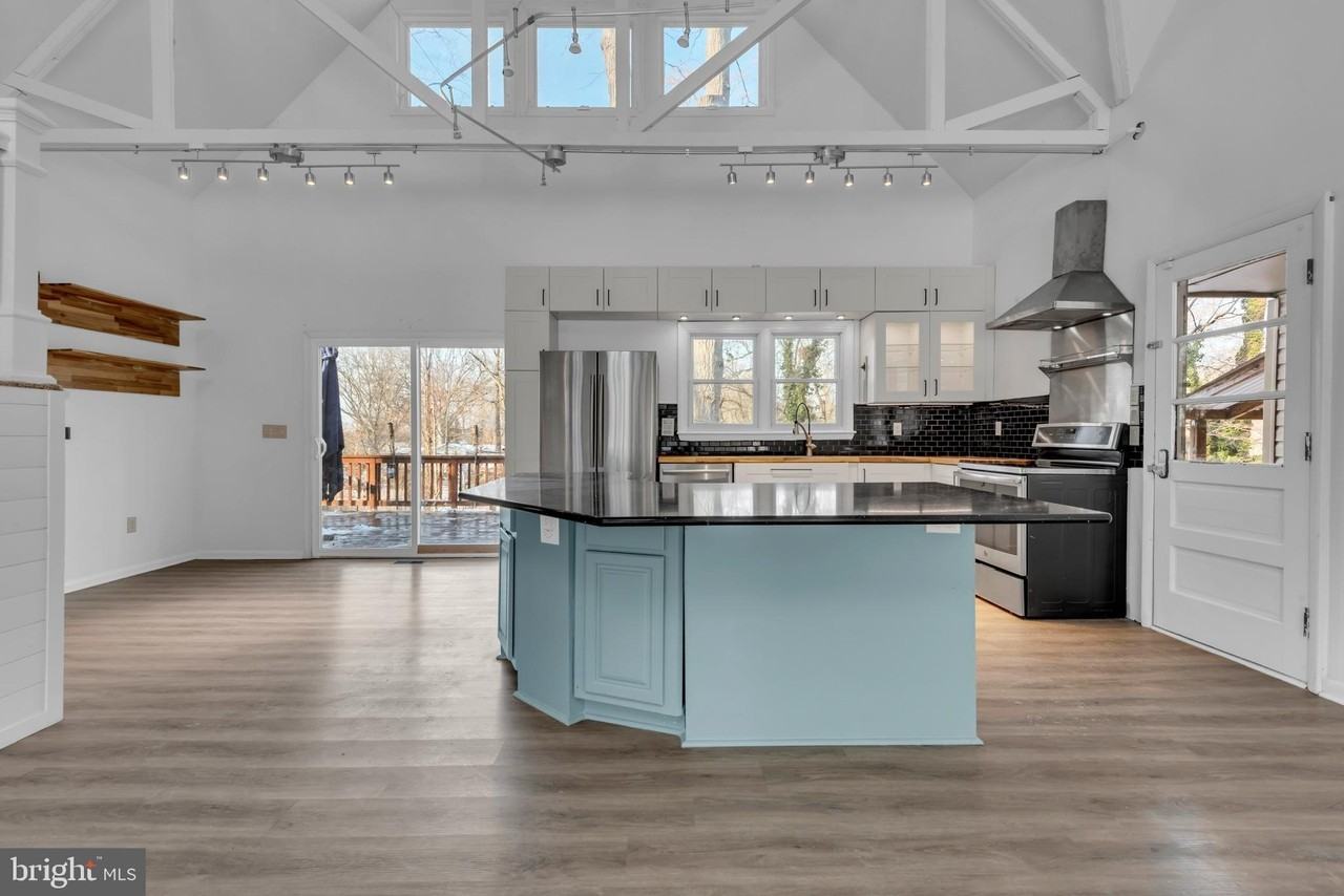 1080 Crestview Dr - Photo 7 of 48