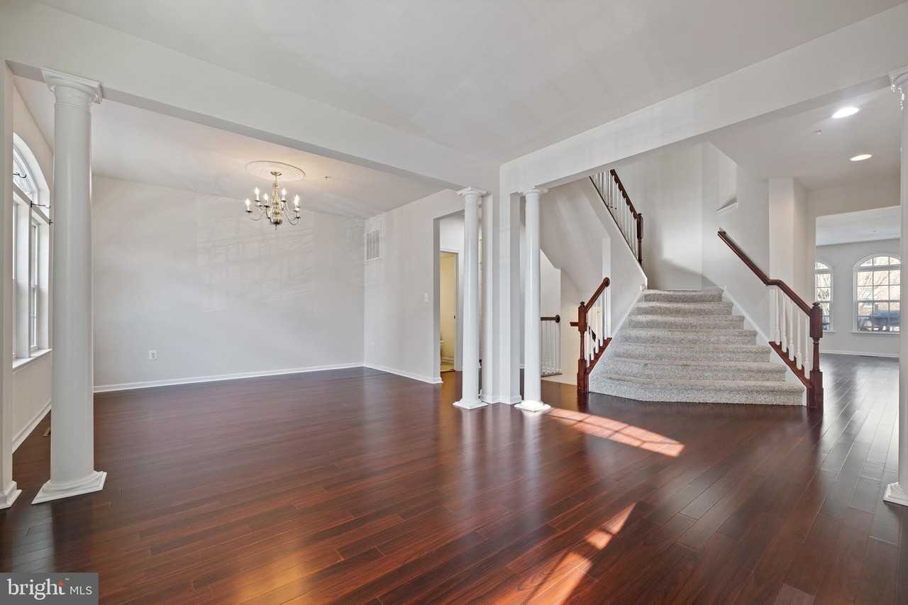 942 Hall Station Dr - Photo 4 of 20