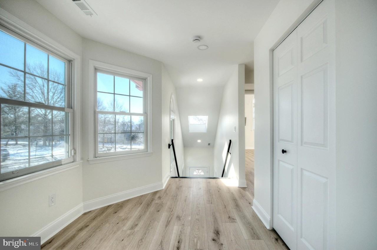 1326 Chanticleer - Photo 2 of 35