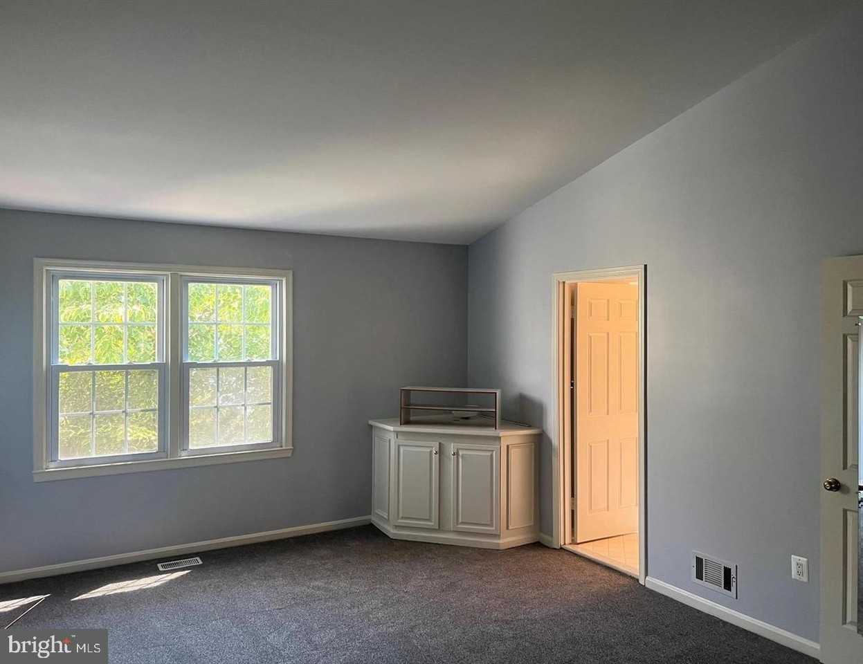 6830 Wild Rose Ct - Photo 4 of 8