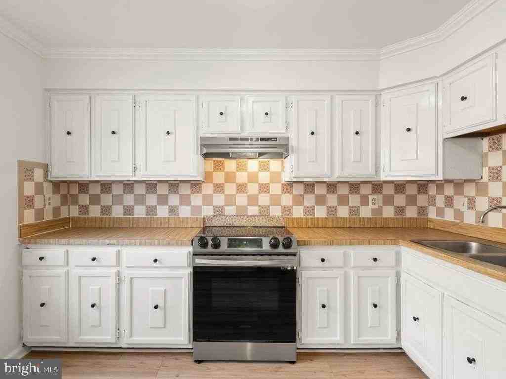 15278 Cloverdale Rd - Photo 4 of 35