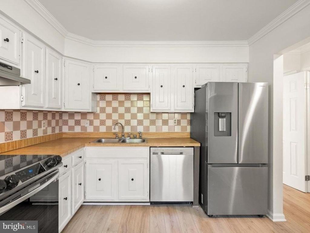 15278 Cloverdale Rd - Photo 5 of 35