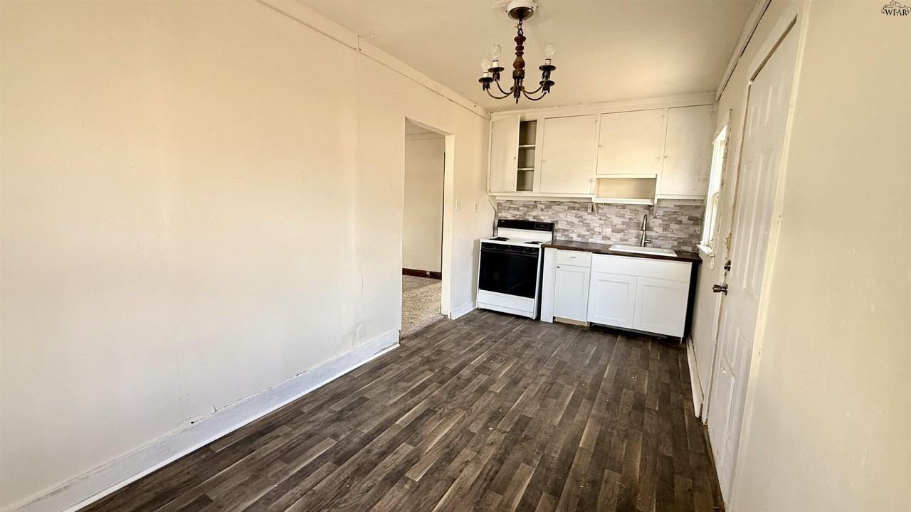 2215 Roberts Ave - Photo 3 of 12