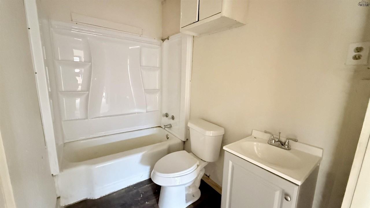 2215 Roberts Ave - Photo 5 of 12