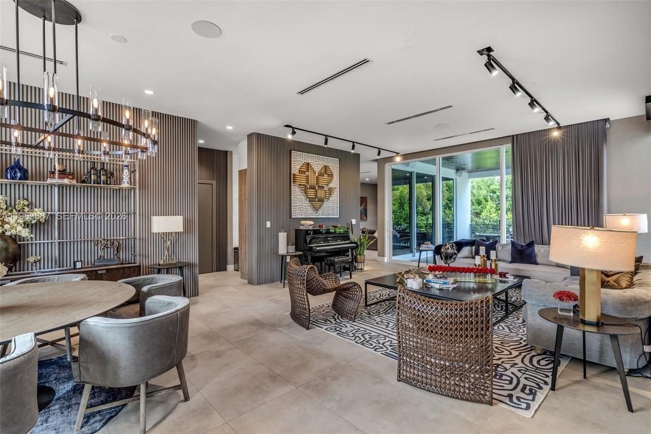 285 W Mashta Dr - Photo 2 of 45