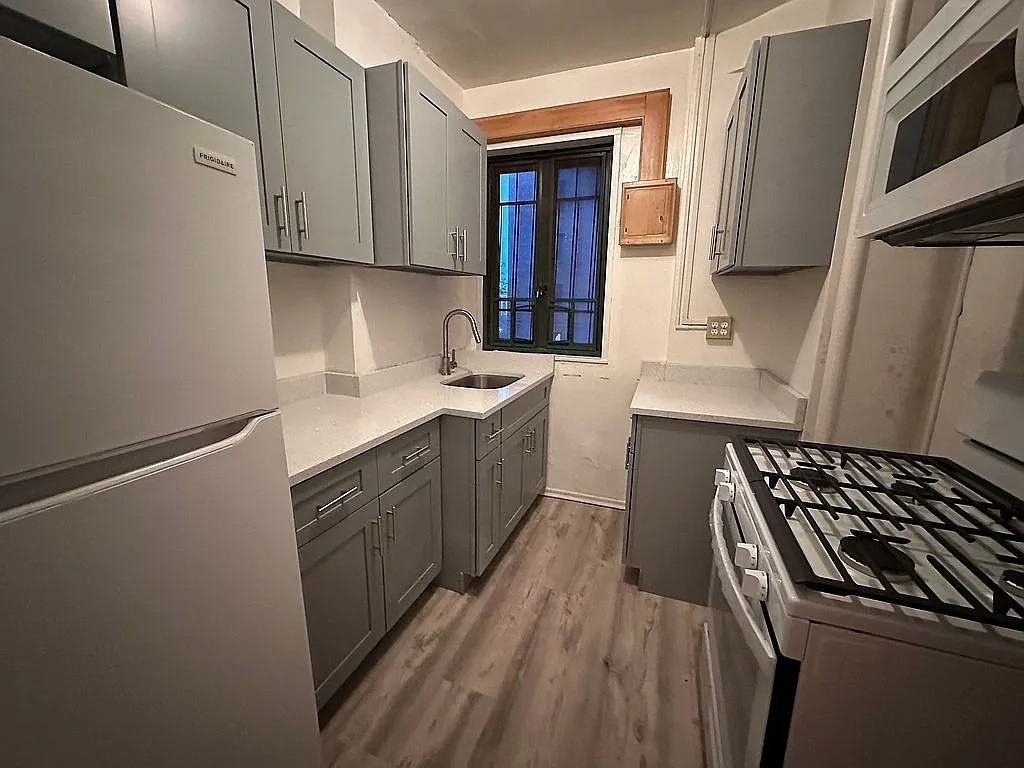 2053 Mcgraw Ave #3G - Photo 3 of 8