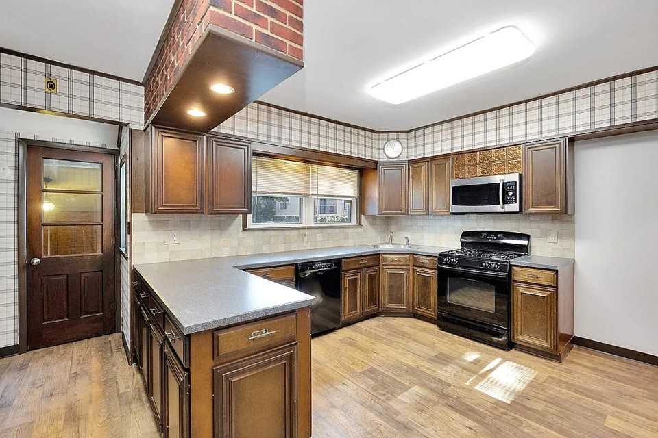 5816 69th St #3D - Photo 4 of 7