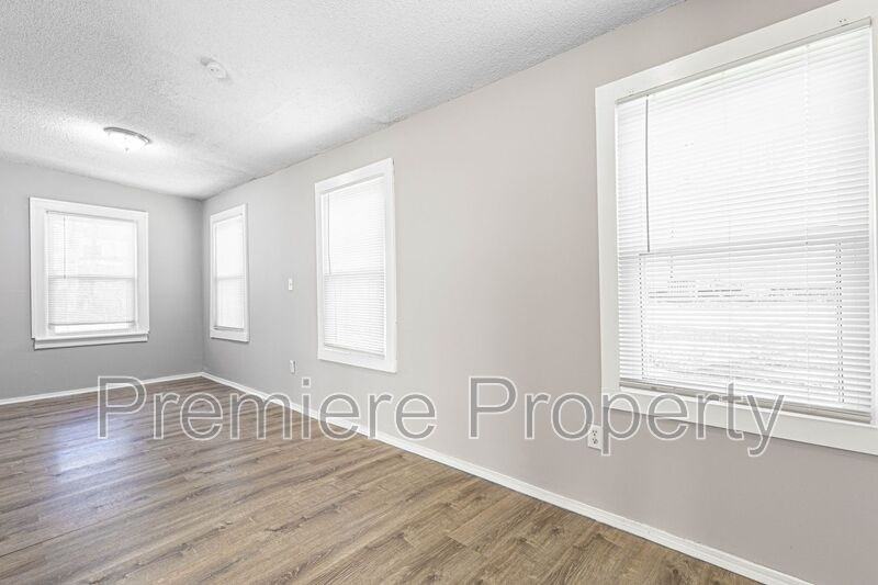 4604 Ne 47th St - Photo 4 of 12