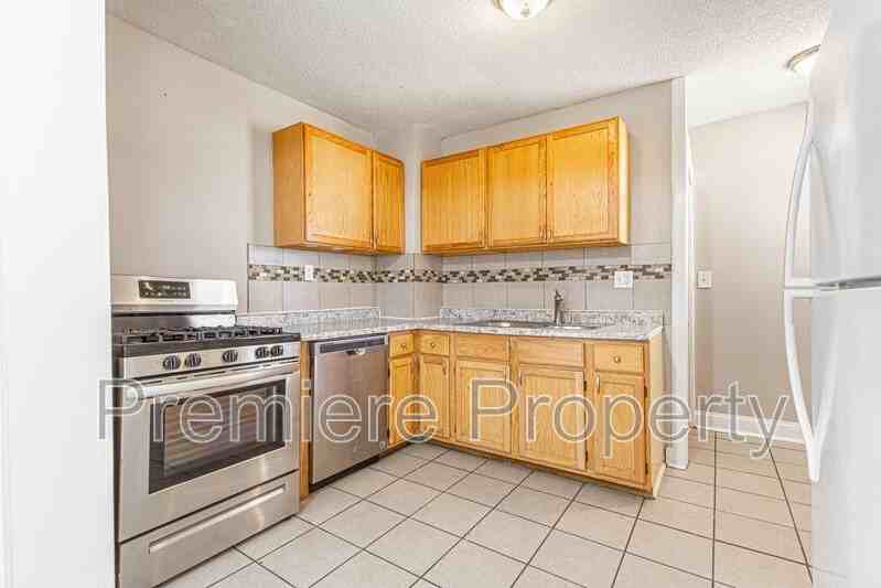 4604 Ne 47th St - Photo 5 of 12