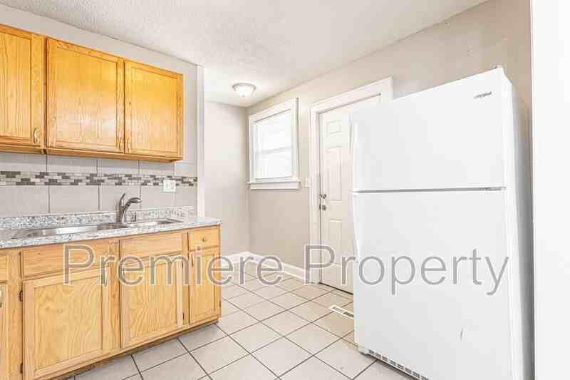 4604 Ne 47th St - Photo 6 of 12