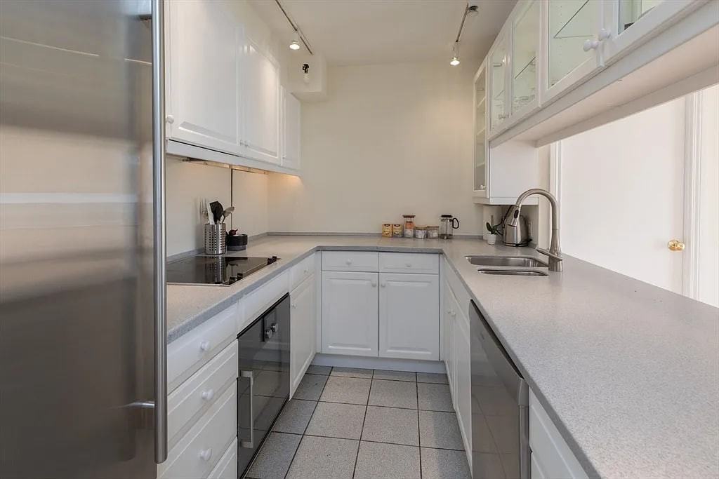 145 Pinckney St - Photo 4 of 6