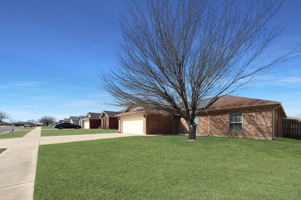 4411 Alleeta Dr - Photo 3 of 23