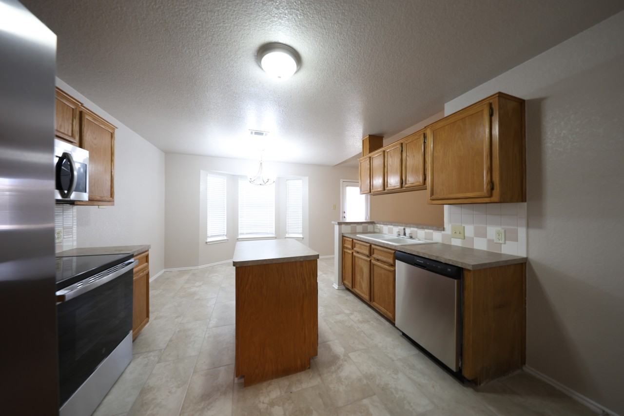 4411 Alleeta Dr - Photo 4 of 23