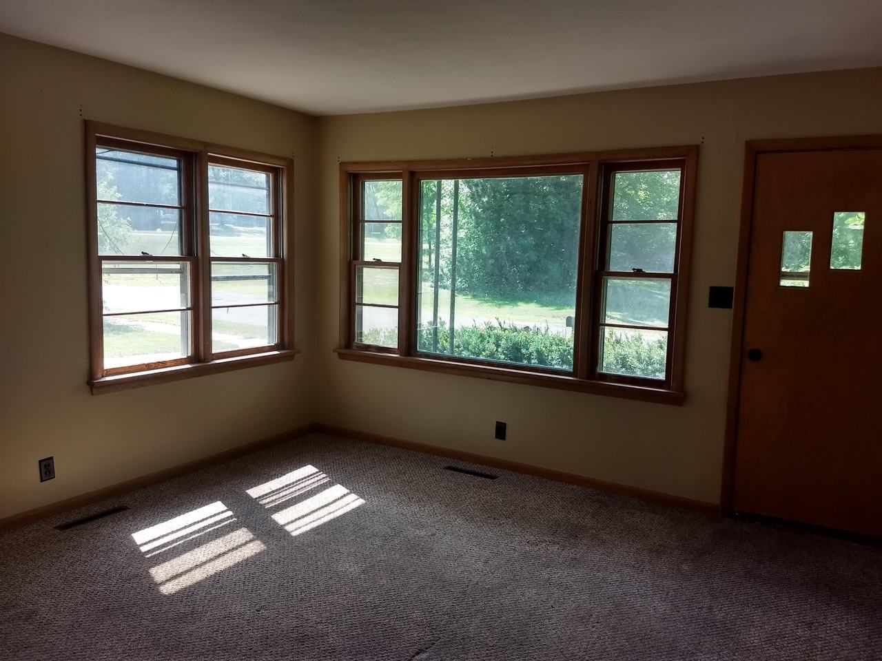 2418 Peebles St - Photo 4 of 15