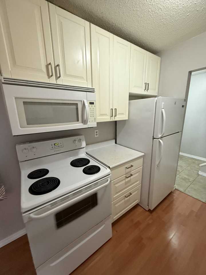 8331 29 Ave Nw - Photo 3 of 12