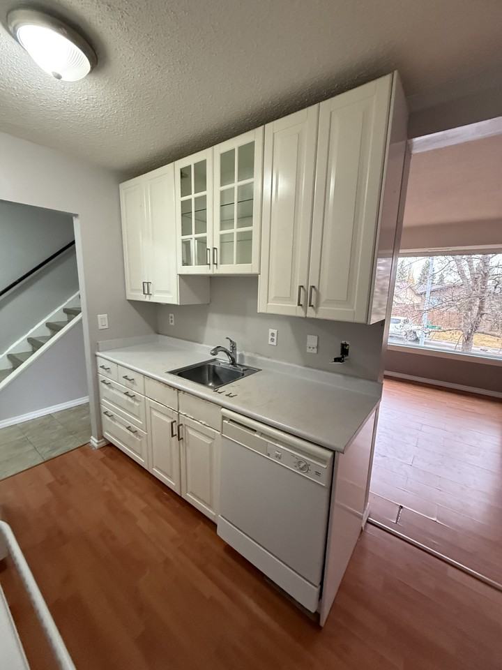 8331 29 Ave Nw - Photo 4 of 12