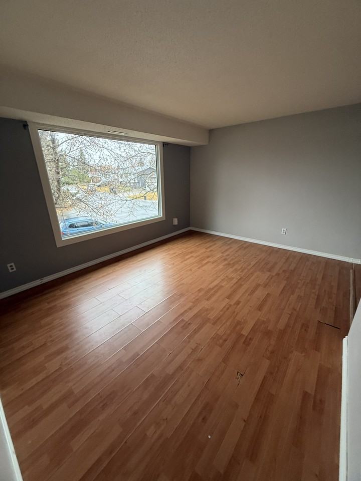 8331 29 Ave Nw - Photo 6 of 12