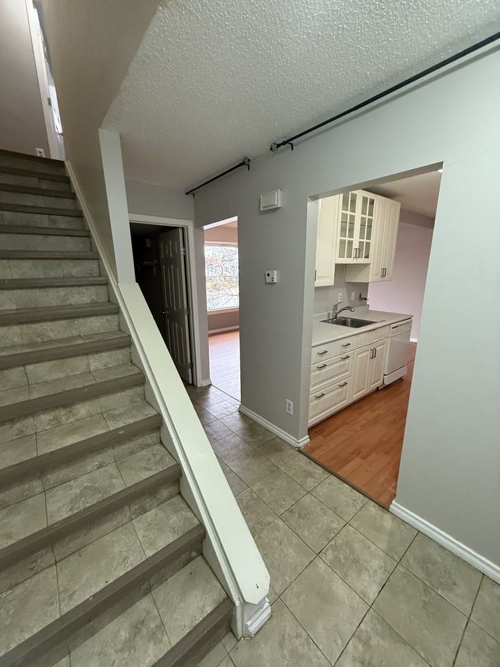 8331 29 Ave Nw - Photo 7 of 12