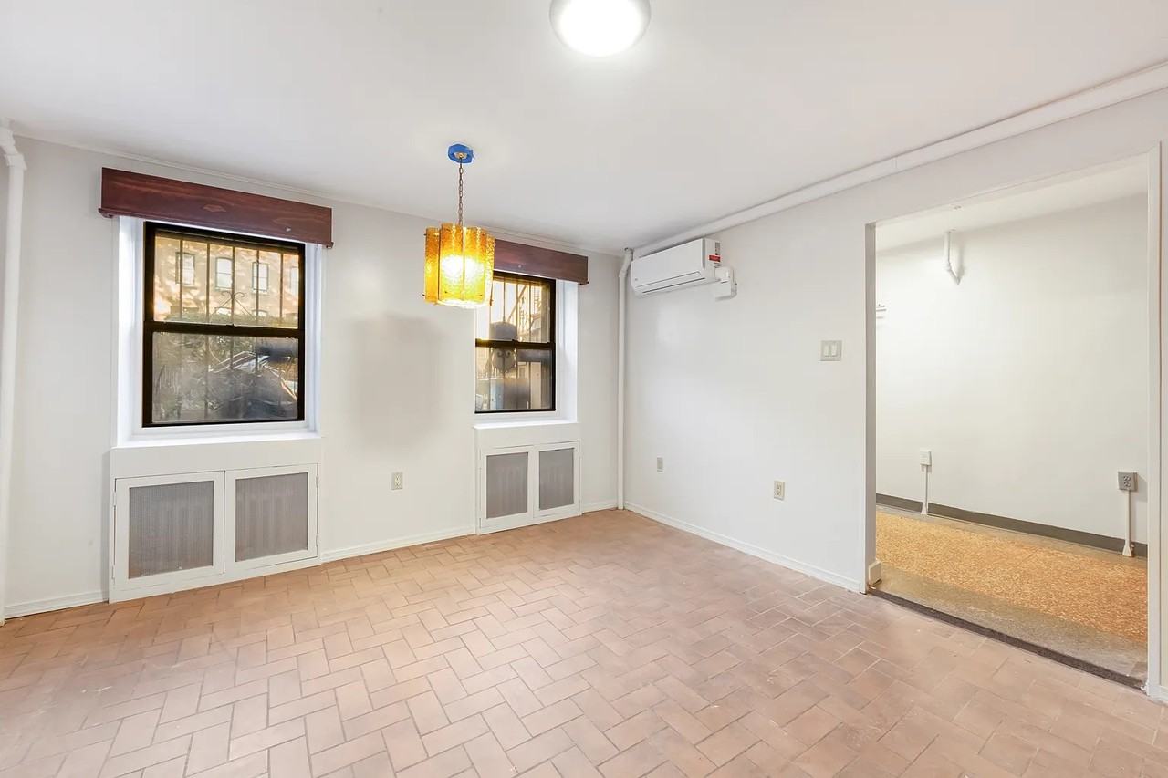 278 Carroll St - Photo 4 of 6