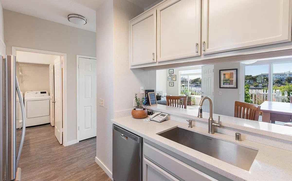 609 Commodore Dr - Photo 2 of 20