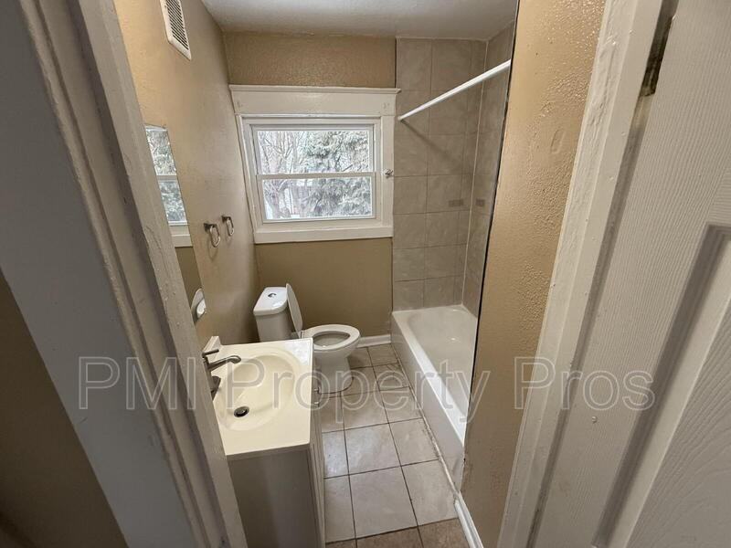 2712 N 40th St - Photo 7 of 11