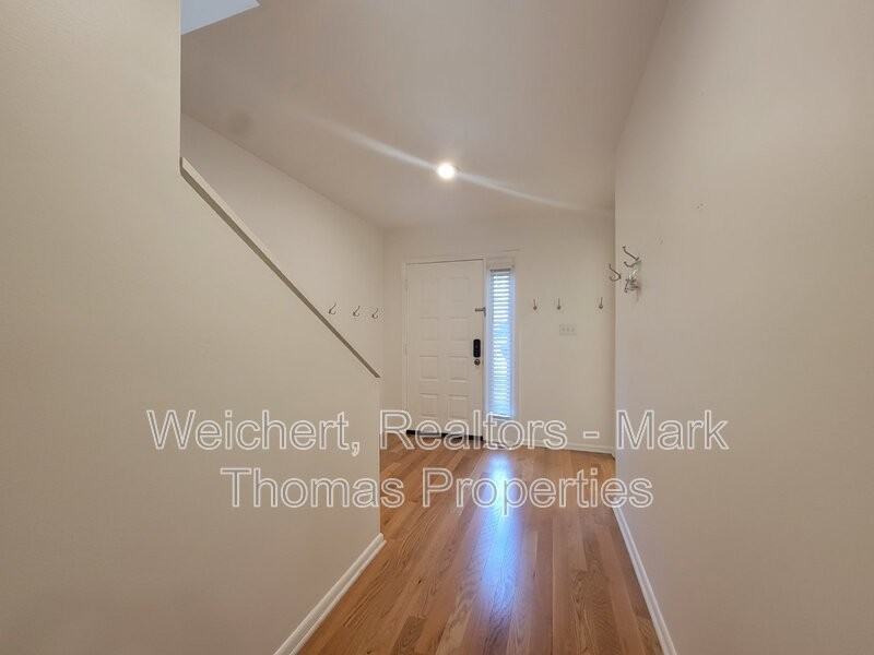 111 Twisted Oak Pl - Photo 3 of 31