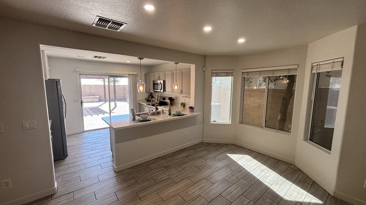 24185 W Desert Bloom St - Photo 5 of 25