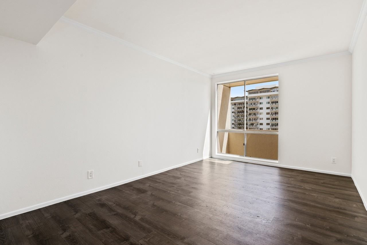 1131 Alta Loma Rd - Photo 3 of 3