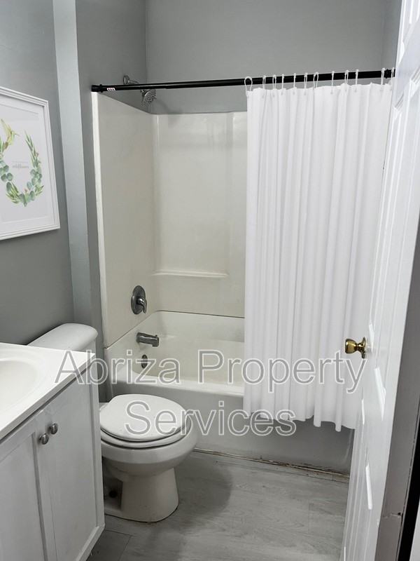 4217 Neosho St #204 - Photo 5 of 6