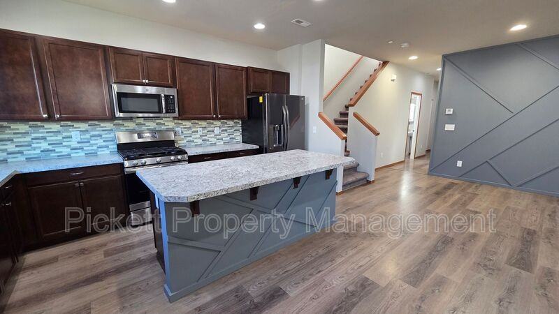 2523 Filbert Ave - Photo 6 of 38