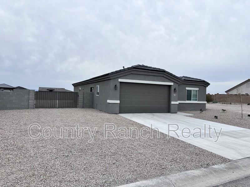 2176 E Hutch St - Photo 2 of 28