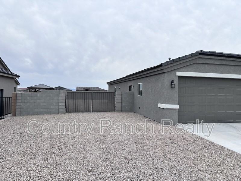 2176 E Hutch St - Photo 3 of 28