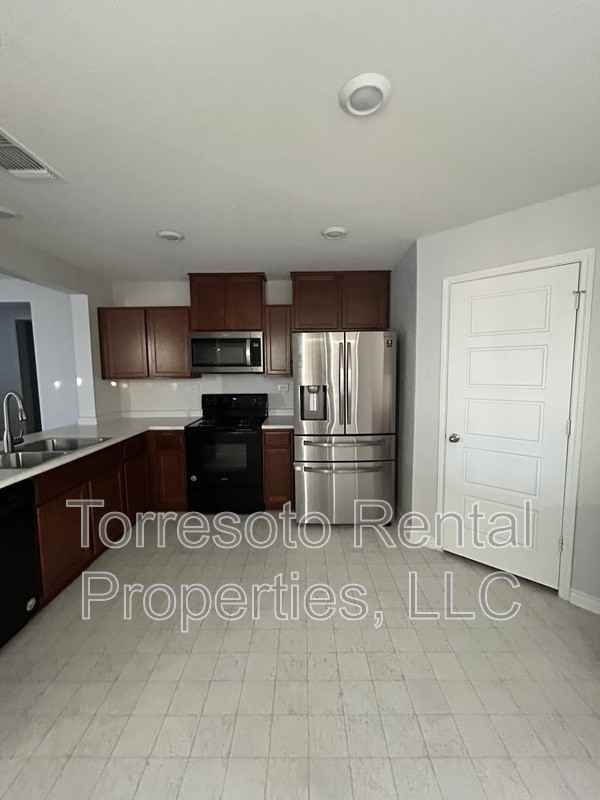 5910 Sandy Lake St - Photo 6 of 30