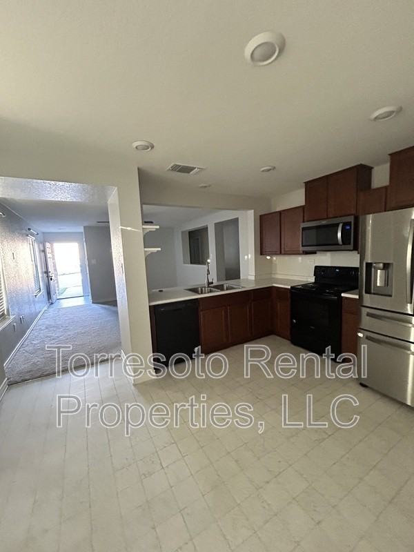 5910 Sandy Lake St - Photo 7 of 30