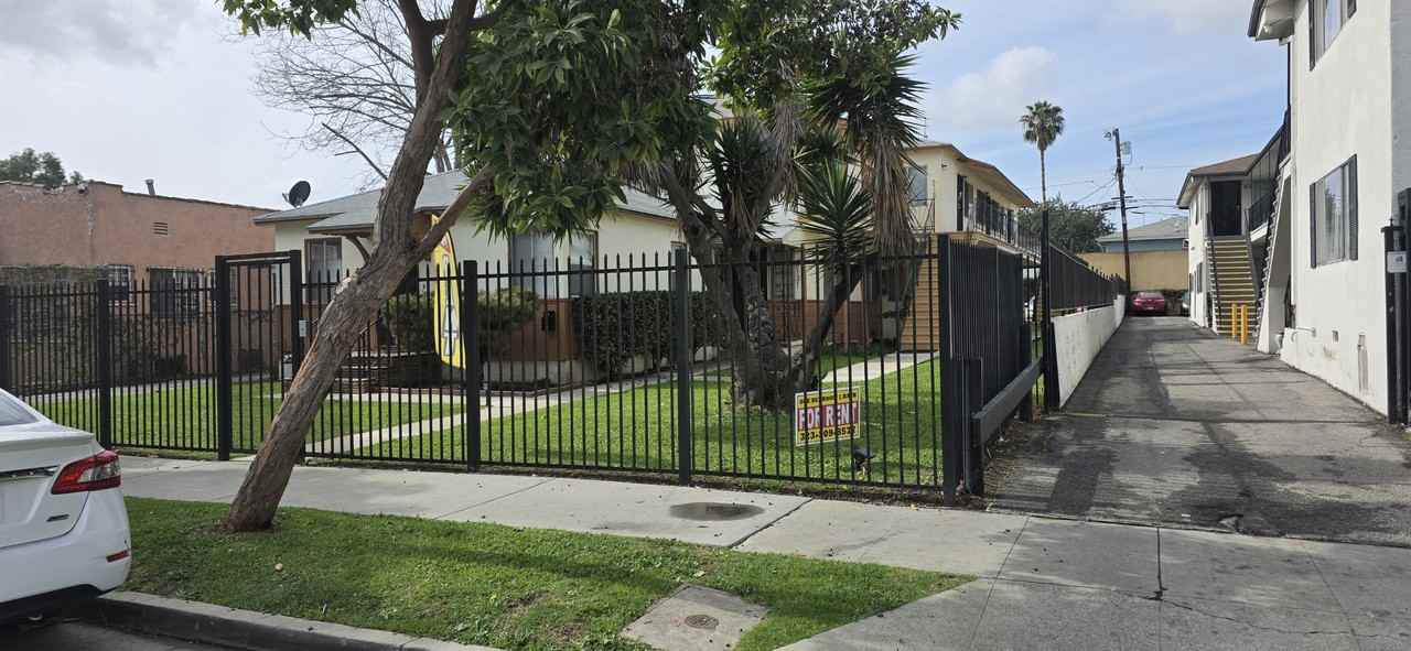 6129 S Victoria Ave #7