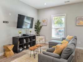 featured image of 5 Evelyn Way Nw #A