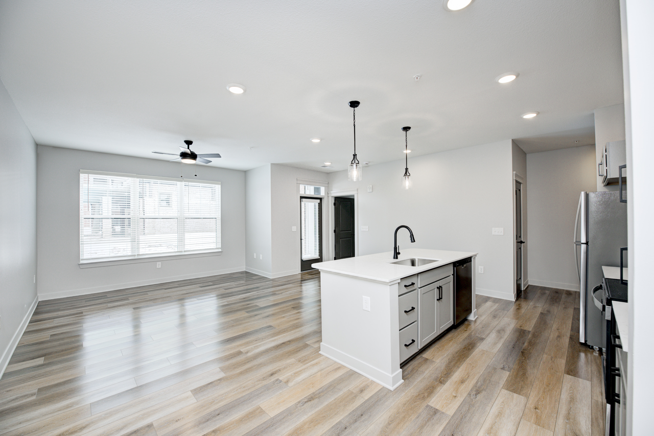 13957 Royal Park Drive - Photo 5 of 29