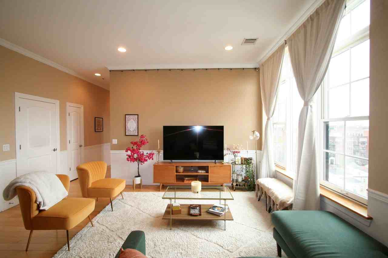 769 Montgomery St #604 - Photo 3 of 16