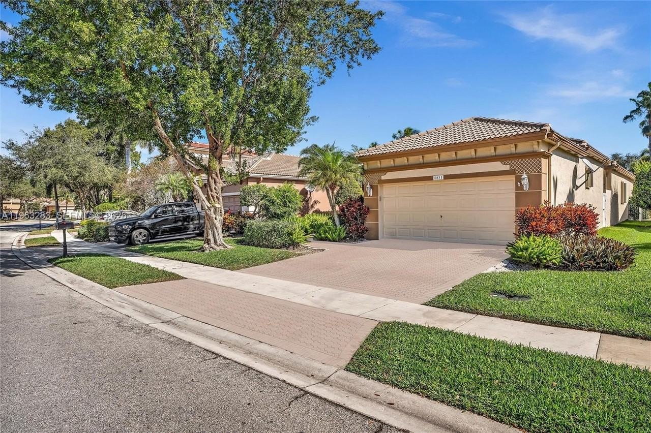 5851 Nw 125th Ter - Photo 3 of 50