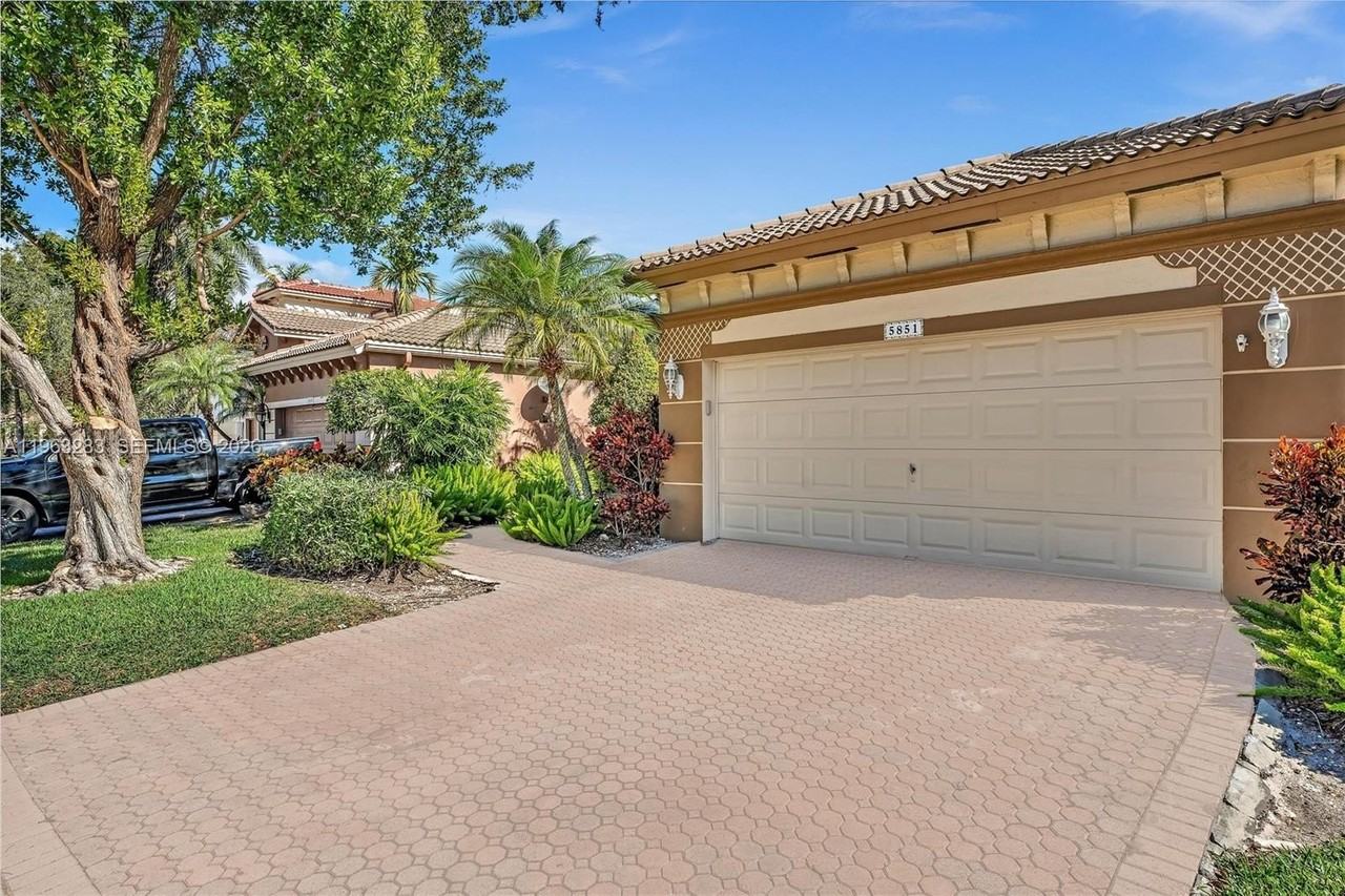 5851 Nw 125th Ter - Photo 4 of 50