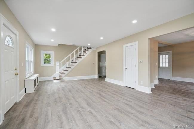 1030 Glen Cove Ave - Photo 4 of 27