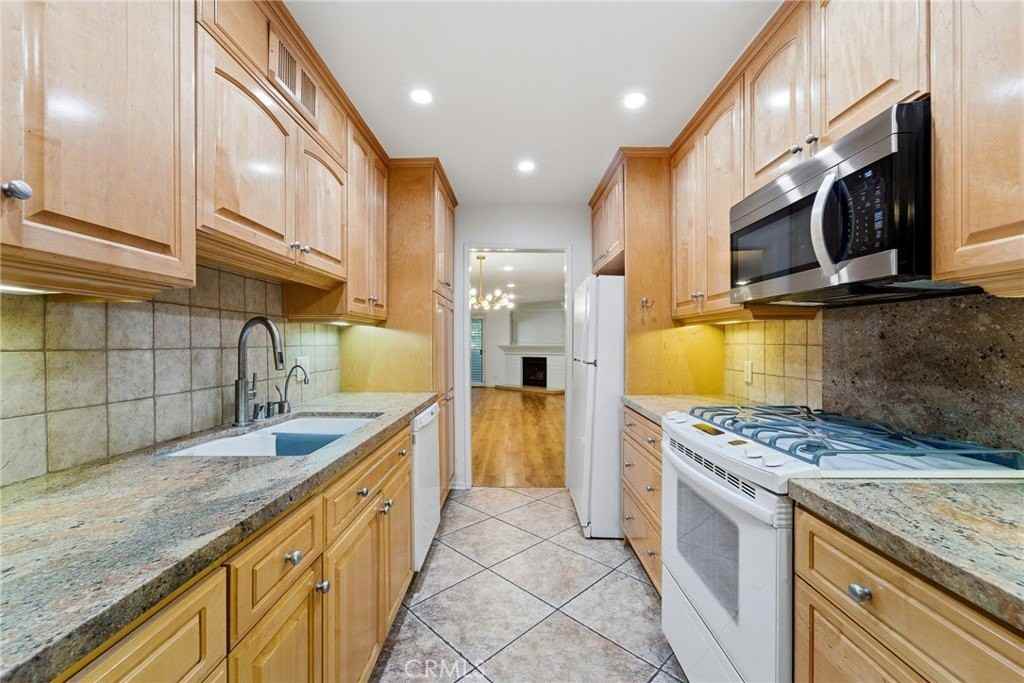 5315 Yarmouth Ave #101 - Photo 6 of 36