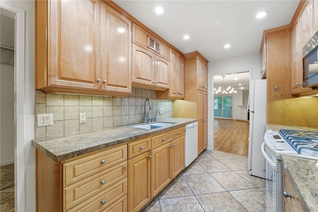 5315 Yarmouth Ave #101 - Photo 7 of 36