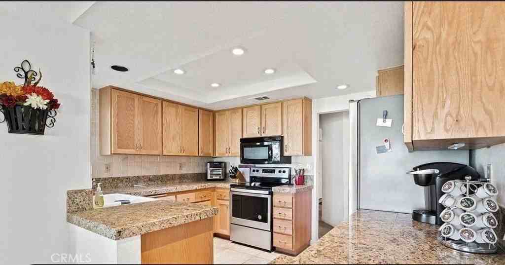 41711 Kansas St - Photo 4 of 17